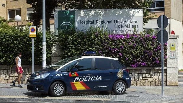 Un coche de la Policía Nacional frente a un hospital en Málaga