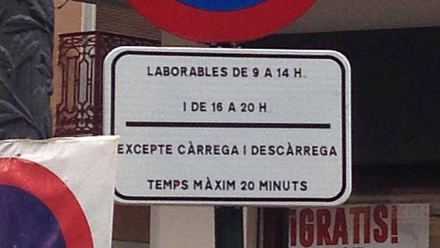 Detalle de una de las señalas rotulada únicamente en valenciano