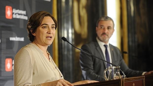 Colau explica junto a Collboni el pacto de gobierno