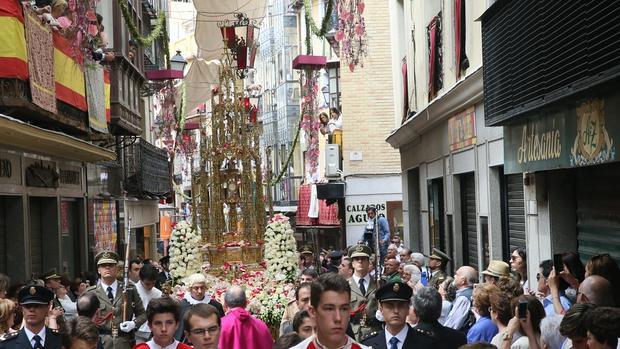 La Custodia, recién restaurada, por la calle Comercio