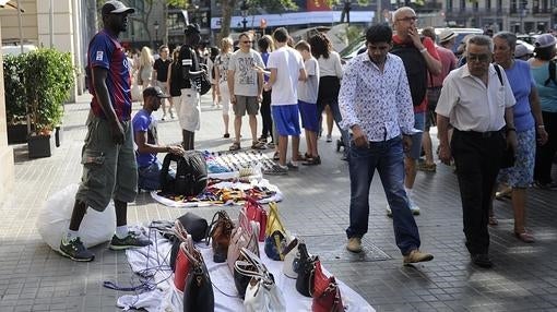 «Manteros» en las calles de Barcelona