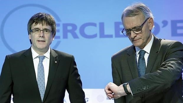 El presidente de la Generalitat, Carles Puigdemont, y el presidente del Círculo de Economía, Antón Costas