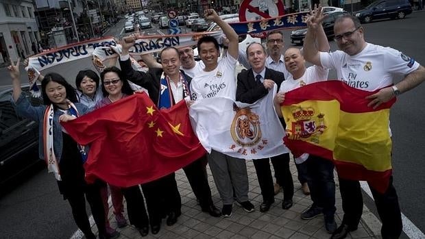 Miembros de la peña Real Dragón, ayer el la Gran Vía. Su presidente, Rubén Wang, es el cuarto, de derecha a izquierda