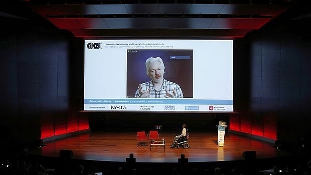 Pablo Soto durante la intervención por videoconferencia del fundador de WikiLeaks