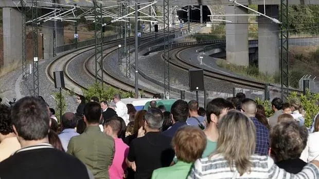 Víctimas y familiares en la curva de Angrois, en Santiago de Compostela, durante uno de los homenajes
