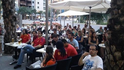 Telespectadores en la terraza del Pub O'Hara.