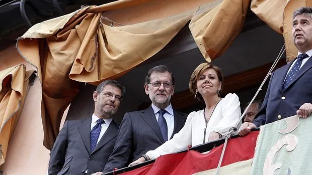Rajoy, con Cospedal y el ministro de Justicia Rafael Catalá, viendo la procesión del Corpus en Toledo