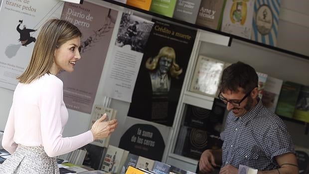 La Reina se lleva 40 libros y consigue pagar algunos