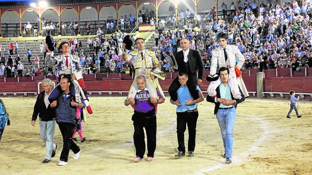 El Juli, Enrique Ponce y Álvaro Lorenzo abandonaron ayer a hombros la plaza de toros de Toledo