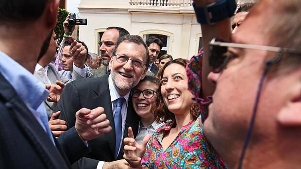 Mariano Rajoy, el miércoles, posa junto a unas vecinas durante su visita a Valencia