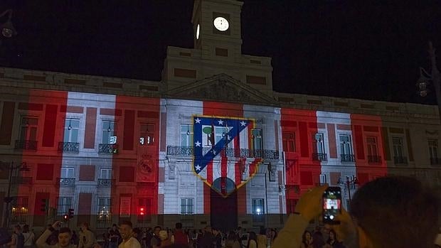 La Real Casa de Correos se tiñó con los colores rojiblancos, tras el derbi de las aficiones en Twitter