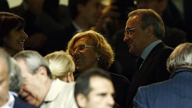 La alcaldesa de Madrid, Manuela Carmena, junto al presidente del Real Madrid, Florentino Pérez, en el palco del Santiago Bernabéu