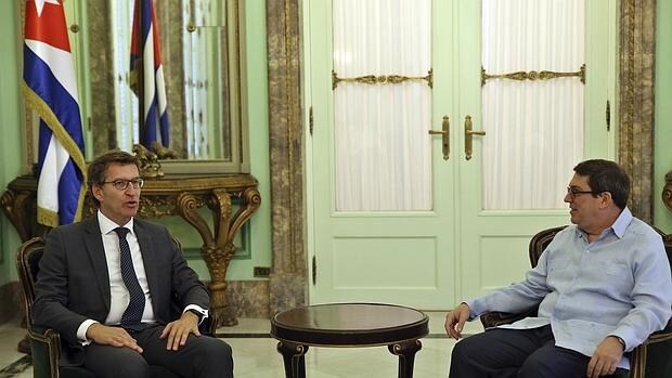 El presidente de la Xunta durante su entrevista con el canciller cubano, Bruno Rodríguez