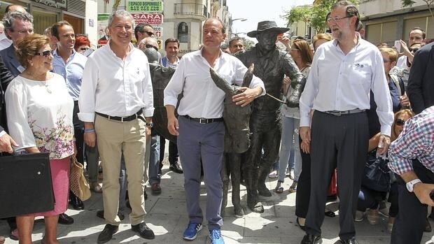 Mariano Rajoy y José Antonio Monago durante una visita electoral a Villanueva de la Serena en 2015