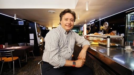 Luis Santamaría, en una cafatería de Valencia