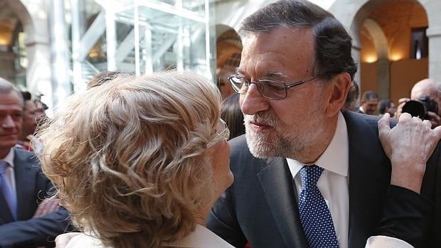 Rajoy y Carmena se saludan en la recepción con motivo del Dos de Mayo en Madrid