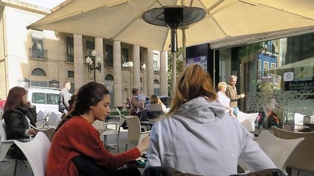 Veladores en la calle Castaños de Alicante.