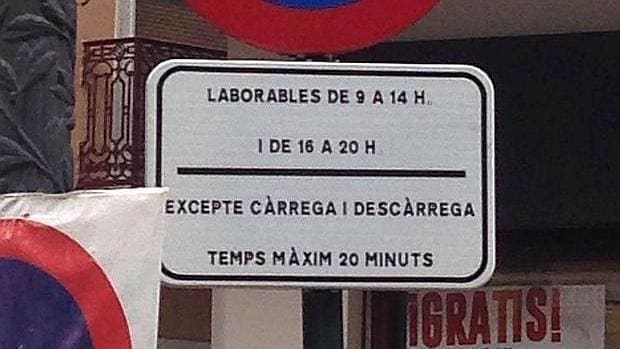 Detalle de una de las señalas rotulada únicamente en valenciano