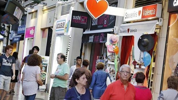 Imagen de archivo de varios comercios de la ciudad de Valencia