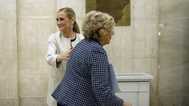La presidenta de la Comunidad, Cristina Cifuentes, y la alcaldesa de Madrid, Manuela Carmena