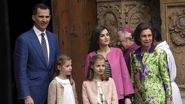 Don Felipe y Doña Letizia junto a la Reina emérita y las Infantas Leonor y Sofía