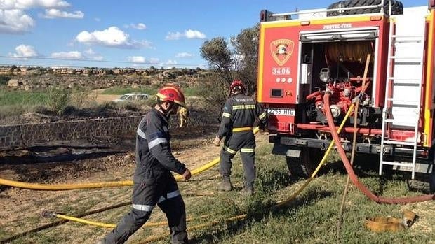 Los bomberos, en plenas labores de extinción