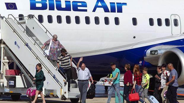 Imagen de la llegada de los primeros pasajeros llegados a Castellón con Blue Air