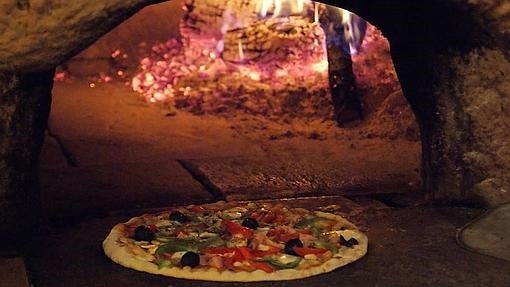 En Strómboli las pizzas se hacen en el horno de leña