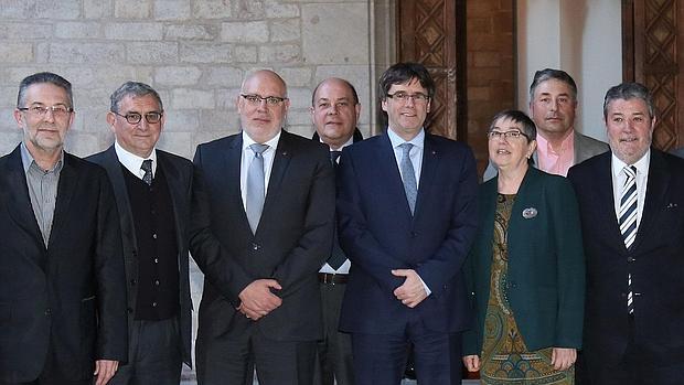 Fraile, el primero por la derecha, en un encuentro reciente de la entidad con Puigdemont