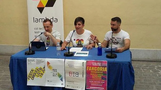 Imagen de los representantes del colectivo Lambda con las camisetas