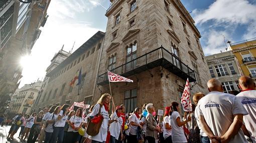 Varias personas rodean el Palau de la Generalitat