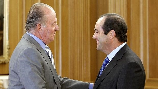 Don Juan Carlos junto a José Bono, exministro socialista que ha asistido este jueves a la presentación del libro «Con el Rey y contra el Rey: los socialistas y la Monarquía»