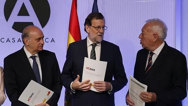El presidente en funciones, Mariano Rajoy , junto a Jorge Fernández Díaz y José Manuel García-Margallo