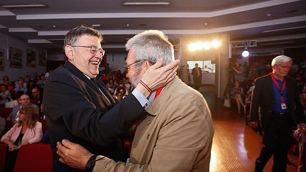 Ximo Puig saluda a Cándido Méndez, este viernes en Valencia