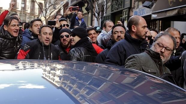 Barbero se esconde en su coche oficial durante la protesta de febrero