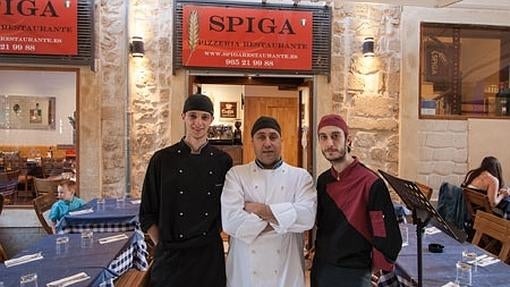 Equipo de cocina del Spiga de Alicante.