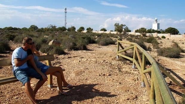 Una pareja contempla el paisaje en el Cabo de Santa Pola