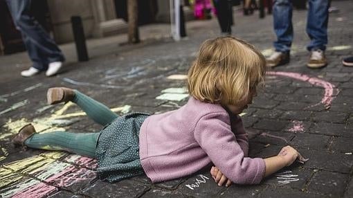 Una niña pintando en la calle de la Palma