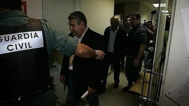 Los exalcaldes, en el juzgado de Valdemoro, son trasladados a prisión, en noviembre de 2006
