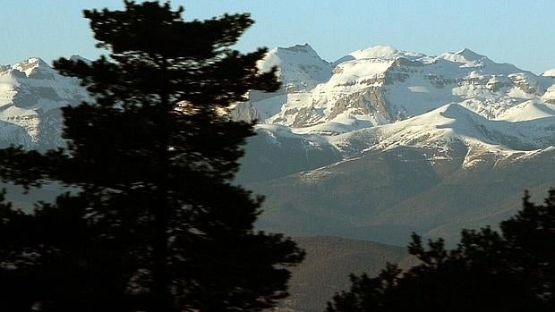 Cumbres nevadas en el Pirineo aragonés