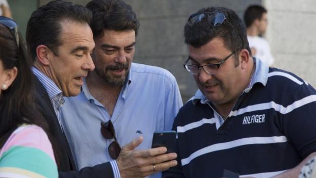 Luis Barcala, entre Toño Peral y Vicente Cutanda, en la presentación del comité de campaña