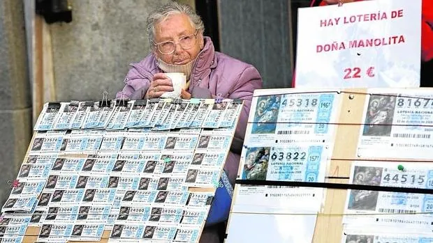 Una lotera, en la Puerta del Sol vende décimos de Navidad