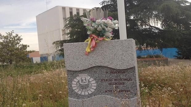 Denuncian el abandono del monolito en memoria de los policías municipales caídos en acto de servicio