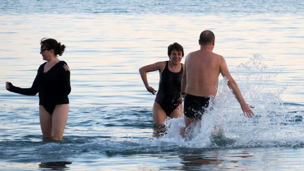 Bañistas en la playa del Postiguet de Alicante, este invierno