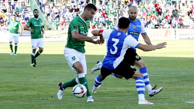 Roberto García intenta llevarse un balón ante Peña y Chechu Flores