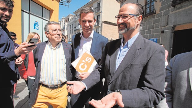 El portavoz de Ciudadanos en las Cortes, junto al cabeza de lista en Ávila