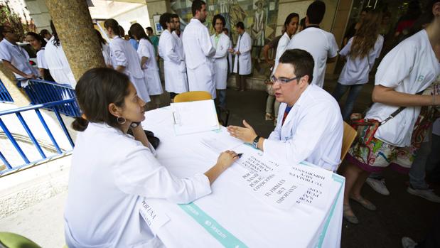 Médicos, en el exterior del hospital «Virgen de la Salud» de Toledo