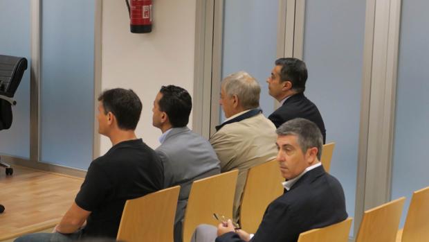 Imagen de Llorens y el resto de los acusados durante el juicio