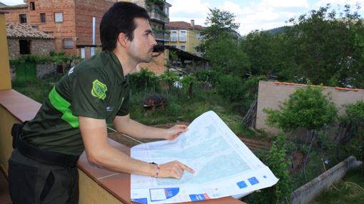 Alfredo Poveda lleva siete años como agente medioambiental