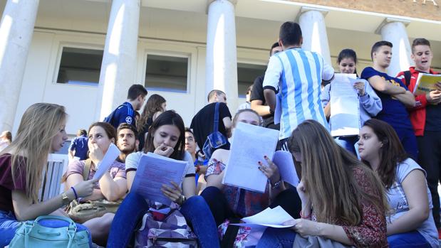 Un grupo de alumnas repasa los apuntes antes del examen de Selectividad